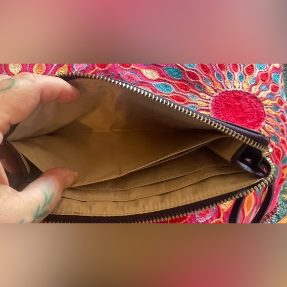 Beautiful Coach purple leather wristlet. EUC. Approximately 7 x 4“. - Picture 9 of 9